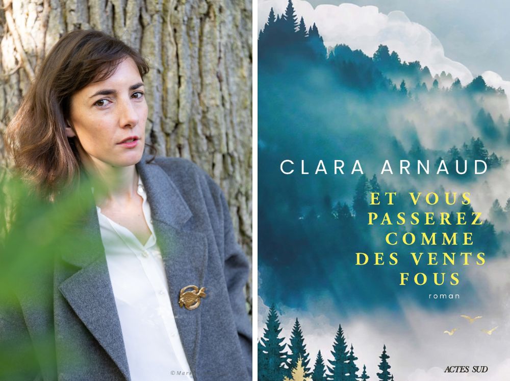 Photo en couleur dune femme adossée à un arbre. Portrait de Clara Arnaud nominée pour le Prix Summer 2024, accompagné de son livre " Et vous passerez comme des vents fous" avec en couverture un paysage présentant une forêt de sapins.