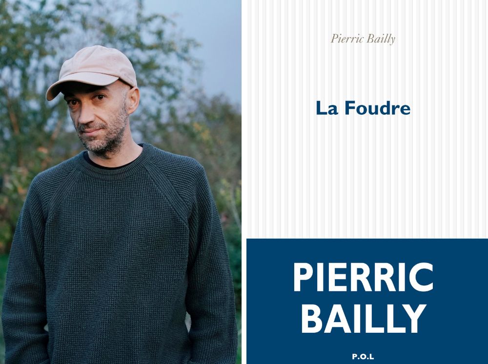 Un homme portant une casquette beige se tient dans un bois. Portrait de Pierric Bailly nominé pour le Prix Summer 2024. Accompagné de son livre: "La Foudre".